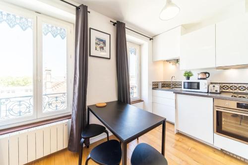 Le Petit Chaponnay - Charming Apartment for 2 near Saxe Gambetta