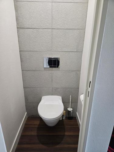 アングレットにあるRésidence Chiberta Anglet océan golf surfの小さなバスルーム(白いトイレ付)が備わります。