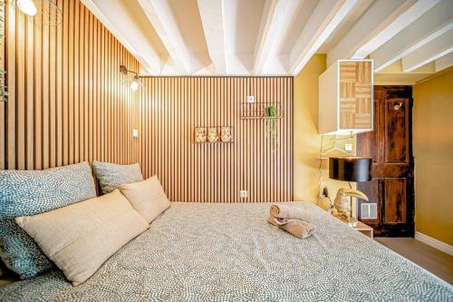 Warm and well-appointed studio Foch Masséna district