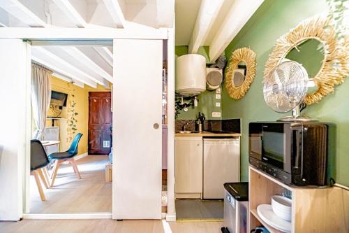 Warm and well-appointed studio Foch Masséna district
