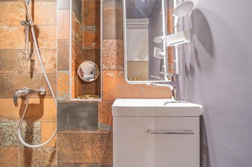 Warm and well-appointed studio Foch Masséna district