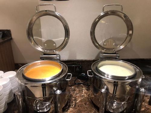 Dos ollas y sartenes colocadas encima de una encimera en فندق هيل Hill Hotel, en Medina