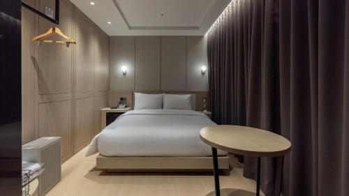 Una cama o camas en una habitación de 하운드 호텔 포항 영일대점