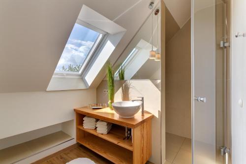 ein Badezimmer mit einem Waschbecken und einem Dachfenster in der Unterkunft Spreewaldferienhaus in Lübben