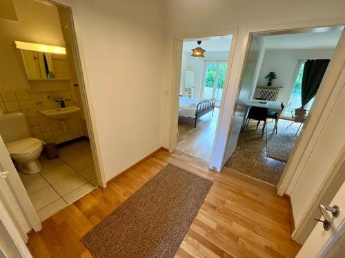corridoio con bagno e soggiorno di Basic & Comfy on Langgrütstrasse a Zurigo