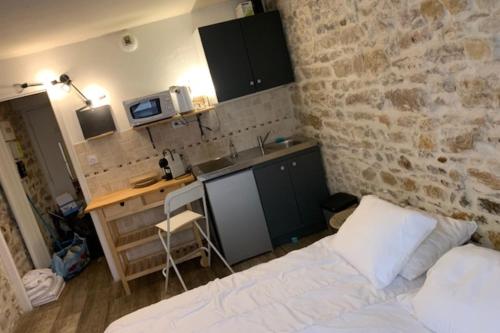 Studio with exposed stone Vieux Lyon