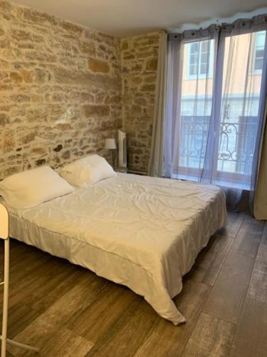 Studio with exposed stone Vieux Lyon