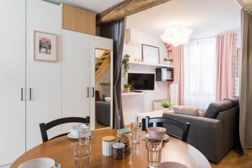 Charming two-bedroom duplex Saxe Gambetta