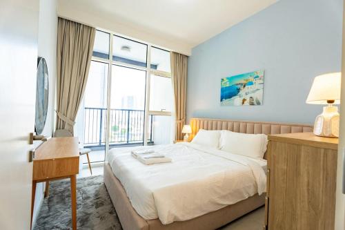 een slaapkamer met een bed en een bureau met een raam bij Sustainable Luxury 1BR Reem Island Stay 4 Guest in Abu Dhabi