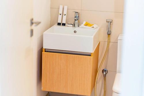 een badkamer met een witte wastafel en een toilet bij Sustainable Luxury 1BR Reem Island Stay 4 Guest in Abu Dhabi