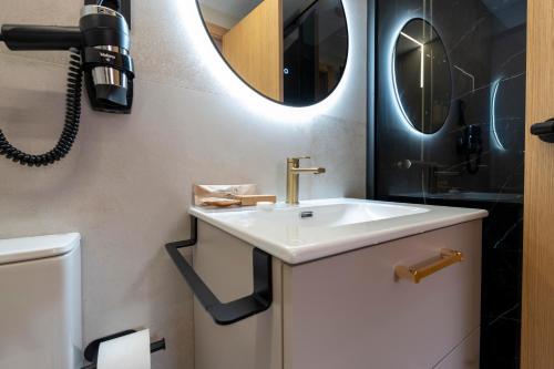a bathroom with a sink and a mirror at Negresco Plaza Mayor in Madrid