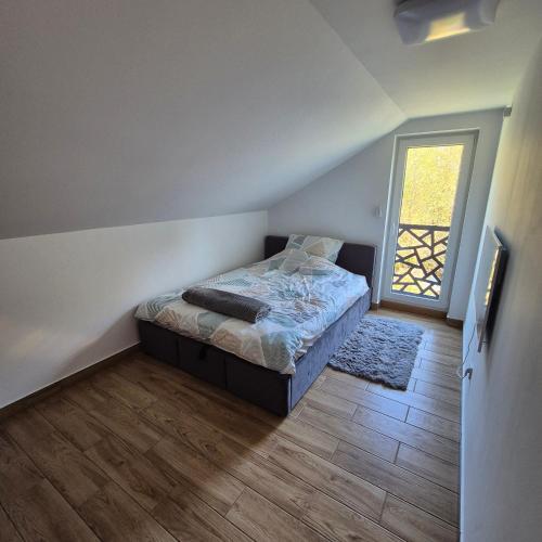 Postel nebo postele na pokoji v ubytování Dom pod lasem