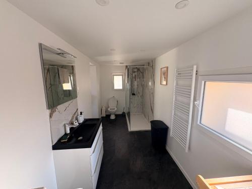 Kuchyň nebo kuchyňský kout v ubytování Charmante MAISON avec JARDIN & PARKING, tout équipé et confort - 10 min à pied de la mer