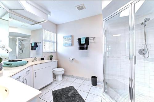 Ένα μπάνιο στο Beautiful Lake View Home - Close Beaches and IMG