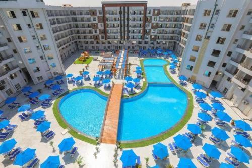 Bazén v ubytování Tiba Golden Resort nebo v jeho okolí