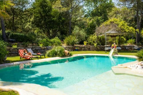 Πισίνα στο ή κοντά στο Provencal Villa With Forest Views And Pool