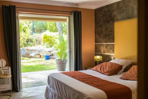 Ένα ή περισσότερα κρεβάτια σε δωμάτιο στο Provencal Villa With Forest Views And Pool