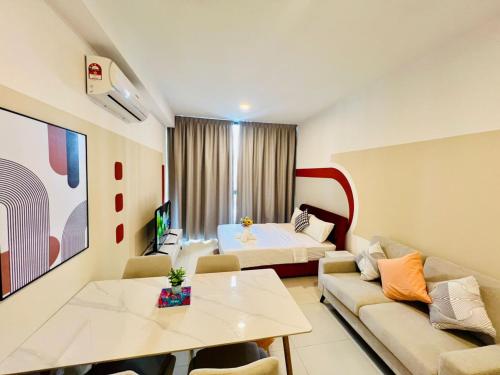 une chambre d'hôtel avec un lit et un canapé dans l'établissement Majestic residence KLCC Luxury Pool, à Kuala Lumpur