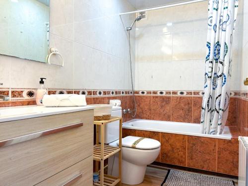 a bathroom with a toilet and a tub and a sink at Apartment Sunset in Cunit