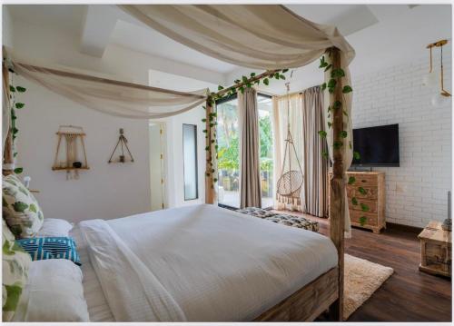 Ένα ή περισσότερα κρεβάτια σε δωμάτιο στο 3 Bedroom Private Pool Villa in North Goa by Amorey Stays