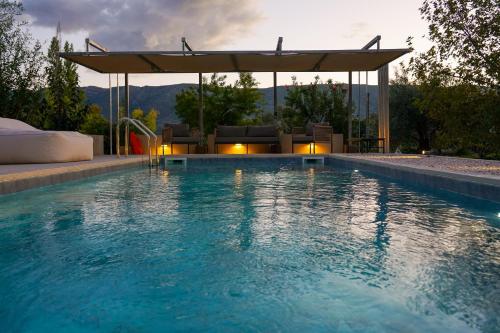 a swimming pool with a gazebo in the background at Casa di campagna in Faskomiliá
