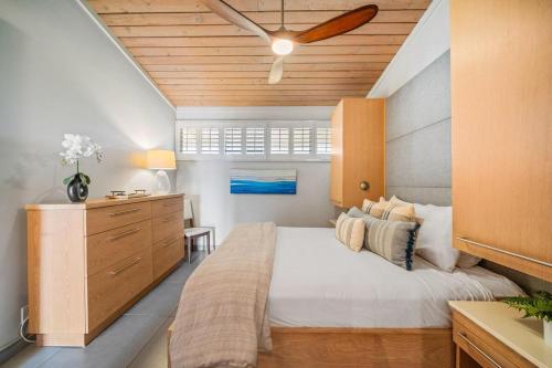 カハナにあるNapili Shores H262 · NS H262 BeachFront Condo Ocean Views Pool Hの木製の天井と大きなベッドのある寝室