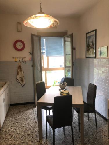 a kitchen with a dining room table and chairs at La Primula Vicinanza 5 Terre in Riccò del Golfo di Spezia