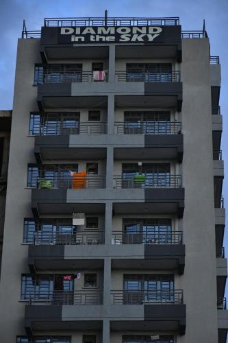 内罗毕Crystal Zuri Homes, Kasarani的公寓大楼设有阳台和标志