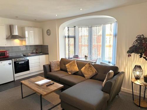 un salon avec un canapé et une table dans l'établissement 1 Double Bedroom Great Location - Holmfield Road, à Blackpool