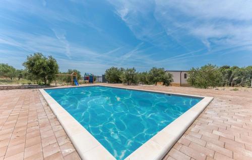 Una piscina con agua azul en un patio. en Casa Mare Drage, en Drage