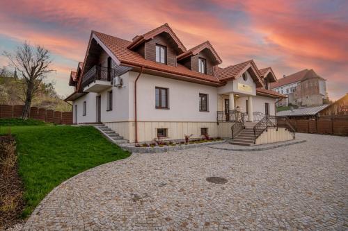 une maison avec toit dans une allée dans l'établissement Zamkowe Apartamenty, à Sandomierz