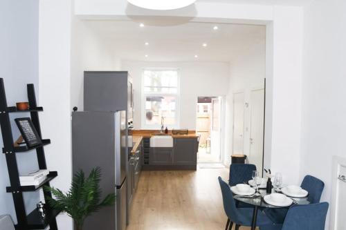 Kuchyň nebo kuchyňský kout v ubytování Home-from-Home Near Etihad, Garden & Free Parking