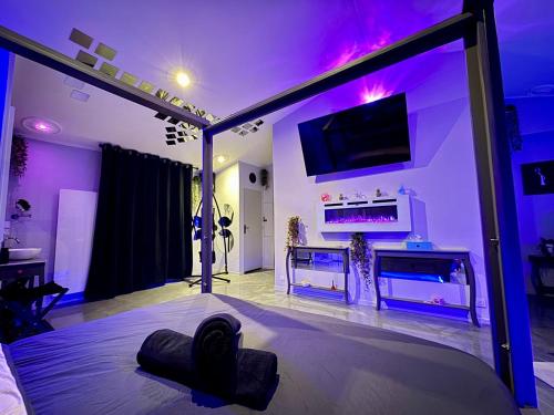 una persona acostada en una cama en una habitación en LoveroomL1TIMISTE TAR, en La Rochelle