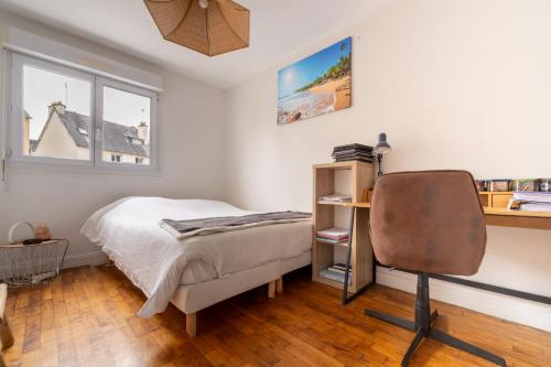 3 chambres lumineux proche gare et TNB في رين: غرفة نوم بها سرير ومكتب وكرسي