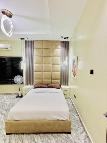 Llit o llits en una habitació de ivieshortlet