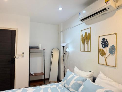 Кровать или кровати в номере Terlyn hostel & cafe