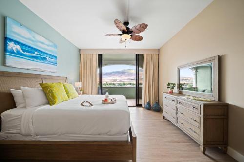 une chambre avec un lit et un ventilateur de plafond dans l'établissement Lahaina Shores PH4 · LS PH4 Breathtaking Panoramic Mountain View, à Wainee