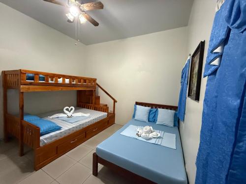 Postel nebo postele na pokoji v ubytování Blue Summer Suites & Restaurant