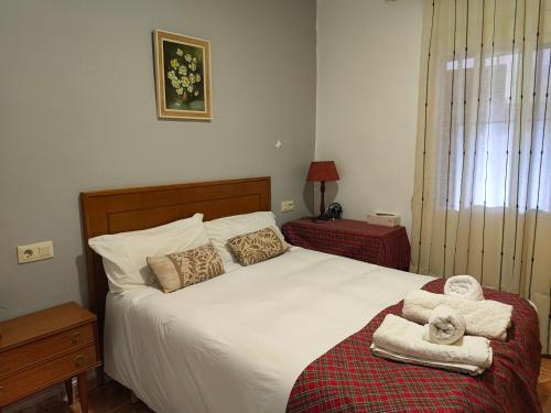 a bedroom with a bed with towels on it at Buenas vistas y privacidad, tranquila y fresca villa en el bosque de Valencia con una magnífica piscina de 80m2 in Lliria