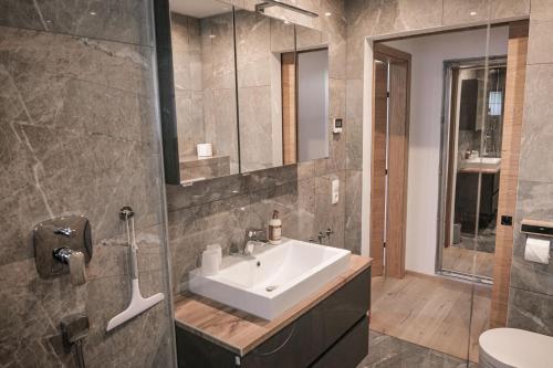 ライト・バイ・ゼーフェルトにあるHOLARI Appartementの洗面台とシャワー付きのバスルーム