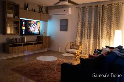 ein Wohnzimmer mit Sofa und Fernseher in der Unterkunft Cozy Home in San Juan, Puerto Rico - Perfect for Families in Country Club