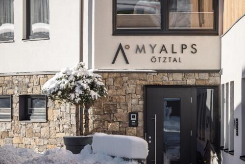 een origineel MyEyeS-bord op de gevel van een gebouw bij MYALPS Ötztal inklusive Spa- Area in Umhausen