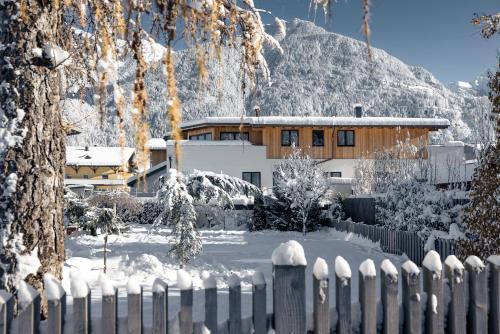 een hek voor een huis in de sneeuw bij MYALPS Ötztal inklusive Spa- Area in Umhausen