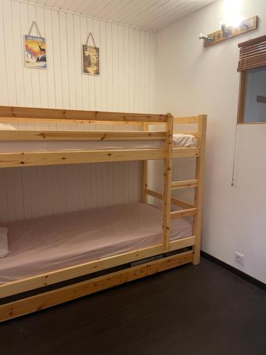 Palanda nebo palandy na pokoji v ubytování Panoramic Mountain View Apt, 65m2 with Parking, 6 guests