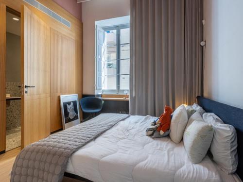 een slaapkamer met een bed met een teddybeer erop bij Manila Home in Manilla