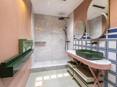 een badkamer met een groene wastafel en een douche bij Manila Home in Manilla