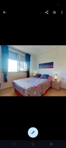 ein Schlafzimmer mit großem Bett und Fenster in der Unterkunft Vacation rental just 50 meters from the beach in Miami Platja