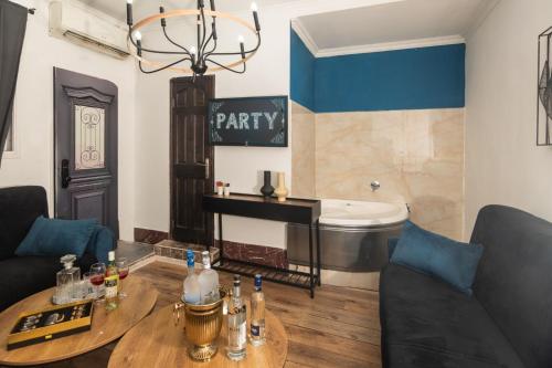 un salon avec une table et un piano dans l'établissement Grey Tel Aviv Center, à Tel Aviv