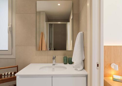 une salle de bain avec un lavabo et un miroir dans l'établissement Suite 1003 at Althea Residence, à Scala