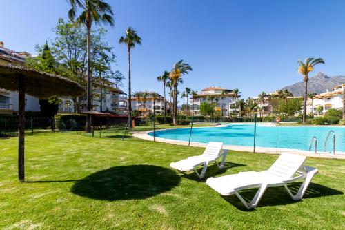 MARBELLA BANUS SUITES - Banús, Dama de Noche, Stylishly Redecorated - Brand New Furniture, 2BED-2BATH, Bright Glazed Terrace, 3 Pools, Beautiful Complex, Ideal for Families